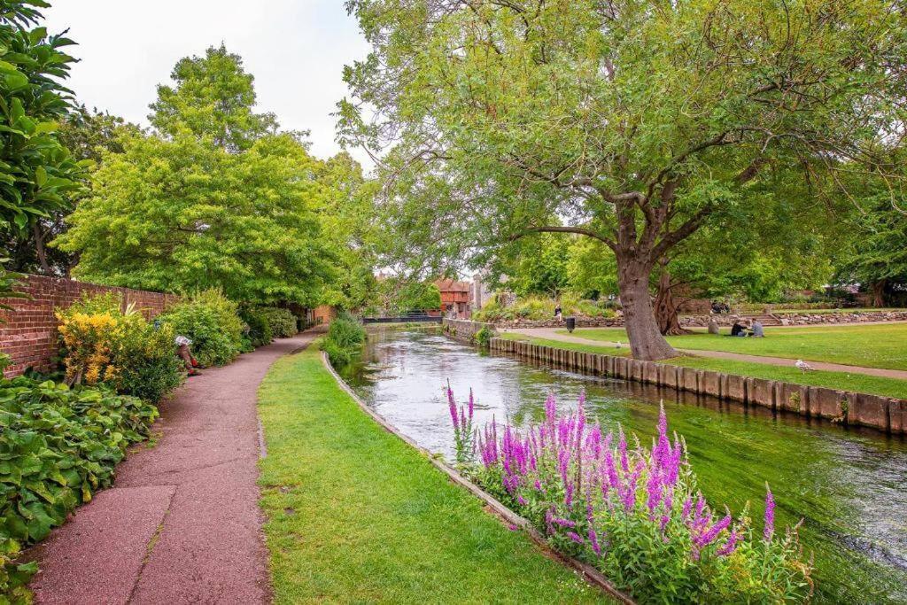 The Most Central Apartment In Canterbury Stunning Interiors, Fully Equipped, City Views And Free Wifi! 외부 사진